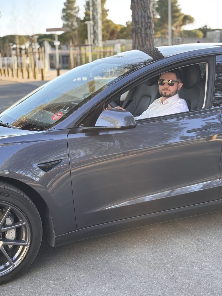 Voici Romain votre VTC à Nice au volant de sa Tesla